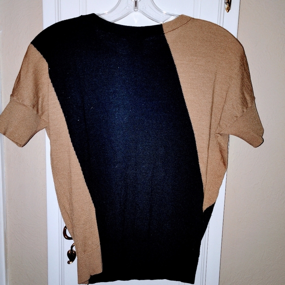 Women's Ann Taylor Black And Tan XS Shirt. Very Nice Condition. - Picture 3 of 6